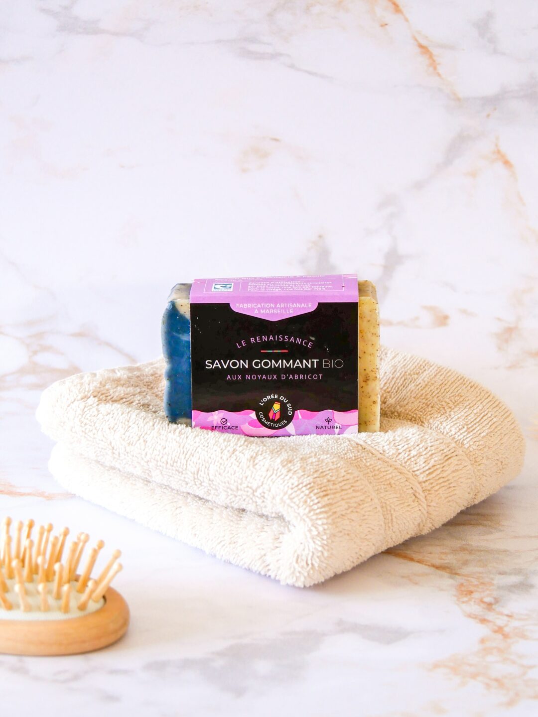savon gommant bio, exfoliant visage et corps, hydratant, peau sèche, peau mature, peau sensible, peau normale, cosmétique bio, savon naturel, savon saponifié à froid, noyaux abricot, corps et visage, nourrissant