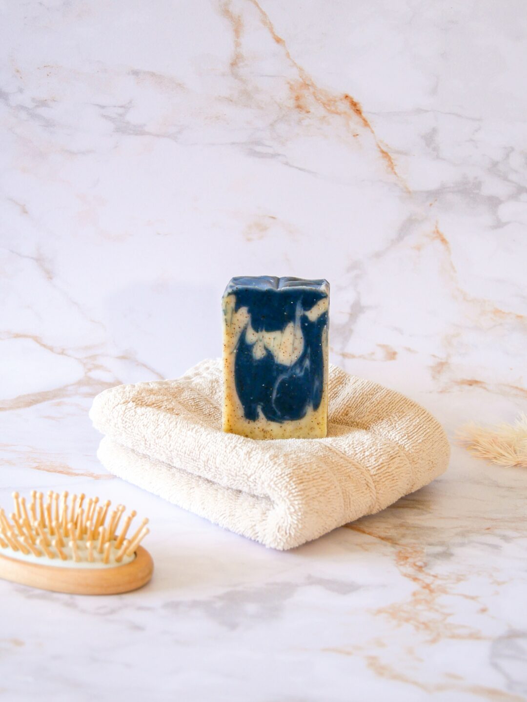 savon gommant bio, exfoliant visage et corps, hydratant, peau sèche, peau mature, peau sensible, peau normale, cosmétique bio, savon naturel, savon saponifié à froid, noyaux abricot, corps et visage, nourrissant