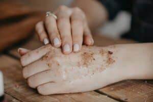 gommage, exfoliant, soin de la peau, fréquence gommage, type de peau
