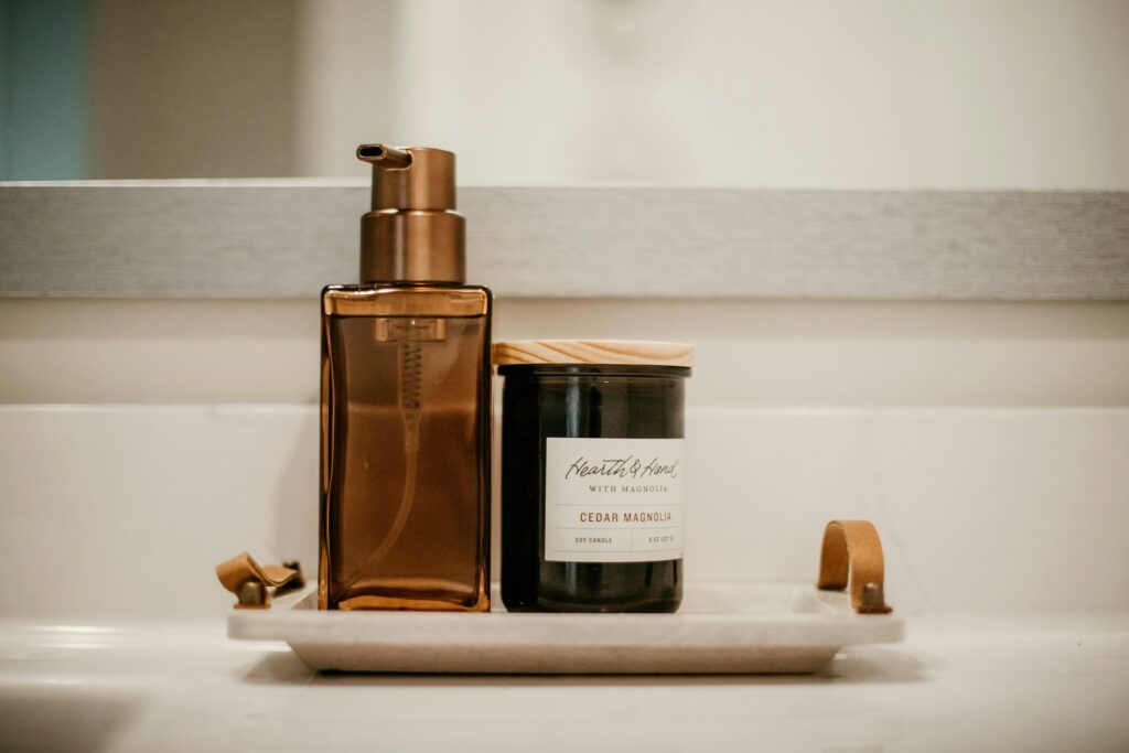 routine beauté minimaliste, skincare, cosmétiques naturels, routine visage simple