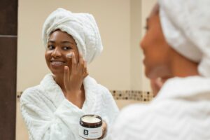 routine beauté minimaliste, skincare, cosmétiques naturels, routine visage simple