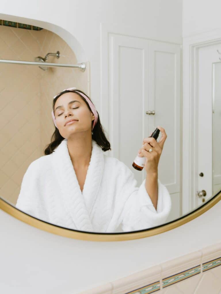 routine beauté minimaliste, skincare, cosmétiques naturels, routine visage simple